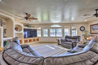 Spacious Glendale Home with Outdoor Kitchen! - Glendale - 1
