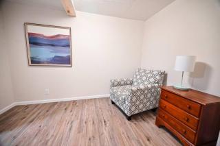 B St. Bungalow - Charming 6 Bd in Heart of Lincoln. Walk to gardens and zoo, 8 minute drive to campus/downtonw - Lincoln - 2