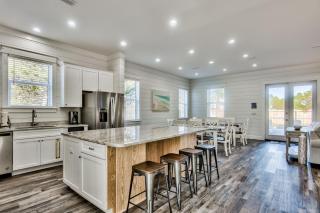 Get Your Sun With Jetted Pool And Game Room - 2
