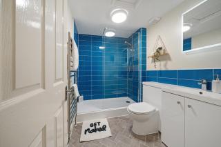 Cotswolds- 2 bed flat in 18th Century building, town centre with Smart TV - Esho Stays - 3