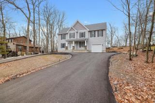 Modern 5BR, Kid-Friendly Home In Poconos with Pool Table - East Stroudsburg - 8