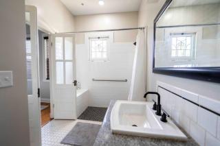 Downtown 3 bed newly renovated with amenities. - Bakersfield - 3
