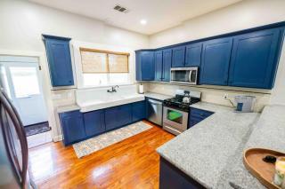 Downtown 3 bed newly renovated with amenities. - Bakersfield - 2