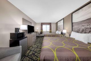 Super 8 by Wyndham Pratt - 2