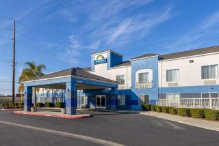 Days Inn by Wyndham Lathrop - Lathrop - 0