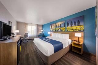 Days Inn by Wyndham Lathrop - Lathrop - 1