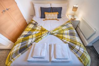 Modern & spacious 2-bed flat with secure parking - 3