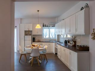 Central & Bright 2BD Apt in Corfu Town near Port - 3