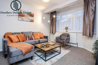 Dwellers Delight Living Ltd Serviced Accommodation Fabulous House 3 Bedroom, Hainault Prime Location ,Greater London with Parking & Wifi, 2 bathroom, Garden - Chigwell - 7
