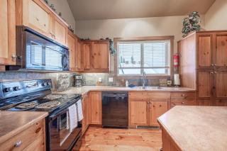 Trapper's Lodge - 4 Bd w Great View, Private Hot Tub - Big White - 4