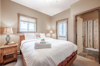 Trapper's Lodge - 4 Bd w Great View, Private Hot Tub - Big White - 1