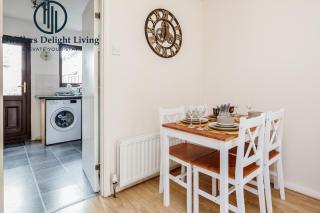 Dwellers Delight Living Ltd Serviced accommodation 2 Bed House, free Wifi & Parking, Prime Location London, Woodford - Woodford Green - 1