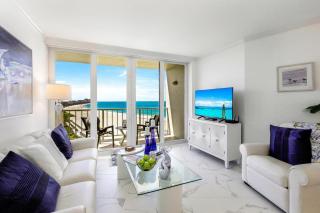 Modern beachfront condo with pool, gym and tennis - 7