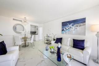 Modern beachfront condo with pool, gym and tennis - 5