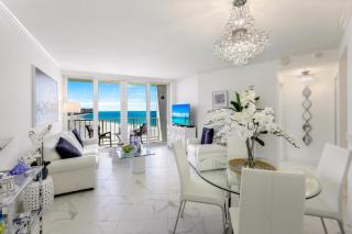 Modern beachfront condo with pool, gym and tennis - 3