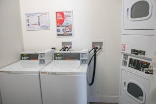 McCormick Place Stylish corner unit with Optional parking, gym access that sleeps up to 6 - Chicago - 1