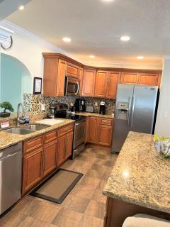 Cheerful 3 Bedroom Home mins from Clearwater Beach - 3