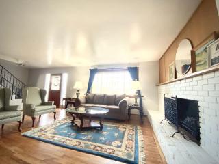 Charming 4B 2B Home In Exclusive Neighborhood of Eureka - Eureka - 9