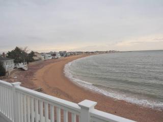 Casa al Mare Beachfront Retreat King Bed Near Yale - East Haven - 1