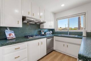 Modern 4 King Beds, Beautiful Large Backyard, Golf, WFH, Long Stays, WI-FI, FWY, 25 mins to Beach - Casa Conejo - 8