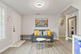 Cheerful 2BR Home 10 Minute to Downtown - 0