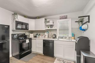 Cheerful 2BR Home 10 Minute to Downtown - 3