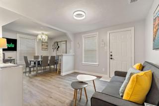 Cheerful 2BR Home 10 Minute to Downtown - 1