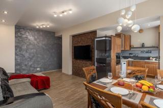 Lovely 2-bdrm condo ideal for couples and family with children, free parking on premises - Riga - 4
