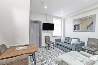 3 Bedroom Holiday House - Liverpool - 4