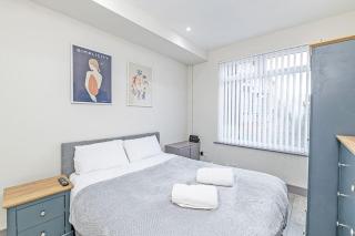 3 Bedroom Holiday House - Liverpool - 2