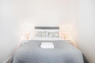 4 Bed House - Sleeps 8 - Garden - Parking - Wifi - 9