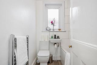 4 Bed House - Sleeps 8 - Garden - Parking - Wifi - 8