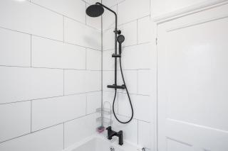 4 Bed House - Sleeps 8 - Garden - Parking - Wifi - 1