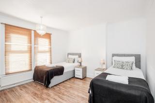 4 Bed House - Sleeps 8 - Garden - Parking - Wifi - 3