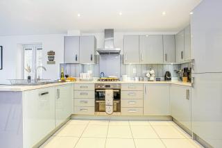 Alpha Properties 1 - Luxury One Bedroom within a Shared Four Bedroom House with Free Parking, Fast Wifi, SmartTV with Netflix - 5