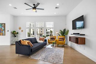 Downtown Houston Townhome w/ Balcony + Yard! - 5