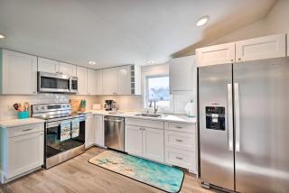 Chincoteague House with Enclosed Porch and Deck - 9