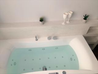 Jacuzzi Bay avec LITERIE GRAND LUXE proche du lac Annecy Avenue du Parmelan - 1