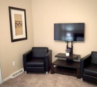 The House Hotels - 4 Beds, huge yard, secluded, and central! - 2