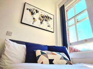 Modern Apt near Train Station and Ideal for Long Stays - 2