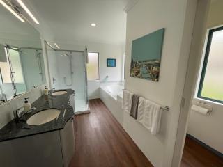 Luxury Home Next to Ocean and Walkway - New Plymouth - 1