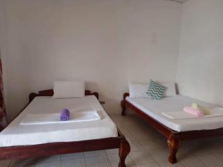 Pescador View - Beachfront & nearby the Ocean Hostels & Restaurant Moalboal - 5