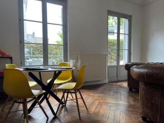 * Johnnie Walker * Hypercentre parking * - Blois - 0