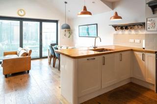 Stylish 4 Bedroom Home York - Garden - Parking - 0
