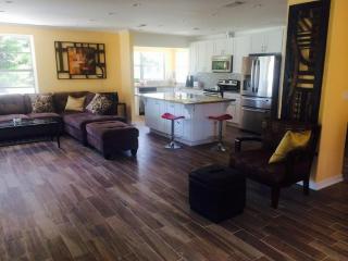 Spacious Beach House Unit,Beautifully Furnished 2 Bed 2Bath./2Min.Walk To Beach - Clearwater Beach - 9