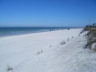 Spacious Beach House Unit,Beautifully Furnished 2 Bed 2Bath./2Min.Walk To Beach - Clearwater Beach - 4
