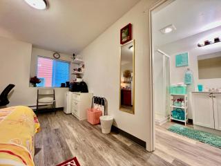 Micro Studio Apartment 10 Minutes Walk to University of Washington - 1