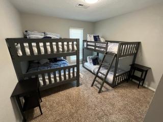 Cheerful 2 bedroom home 20 minutes from downtown - Houston - 1