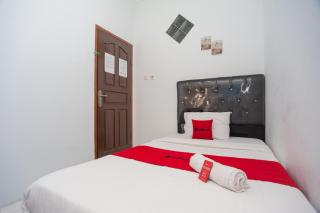 RedDoorz Syariah at Jalan Wayhitam Palembang - Palembang - 2