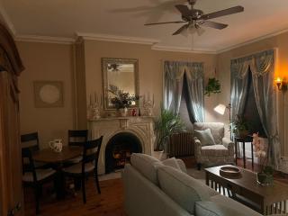 1 Br Private Victorian Apt in convenient City location on half acre sleeps 4 - 1